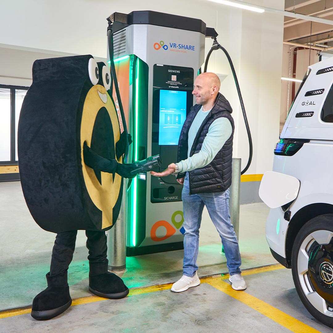 Elektrofahrzeug an Ladestation im Parkhaus Das Quartier Bad Hersfeld