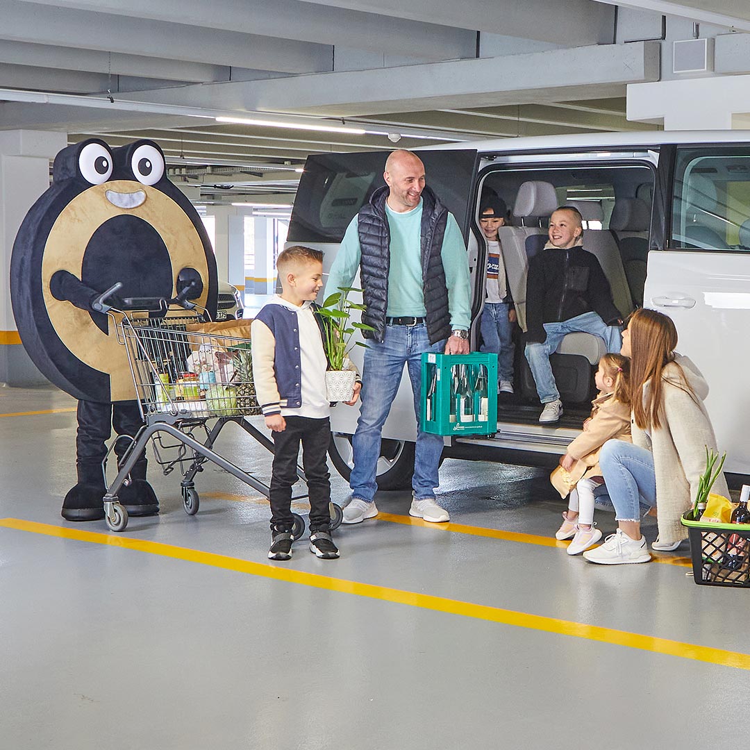 Familie beim Be- und Entladen des Fahrzeugs im Parkhaus Das Quartier Bad Hersfeld